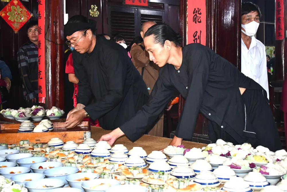 A calligraphy master writing during the Trung Cuu Festival at Long Son.